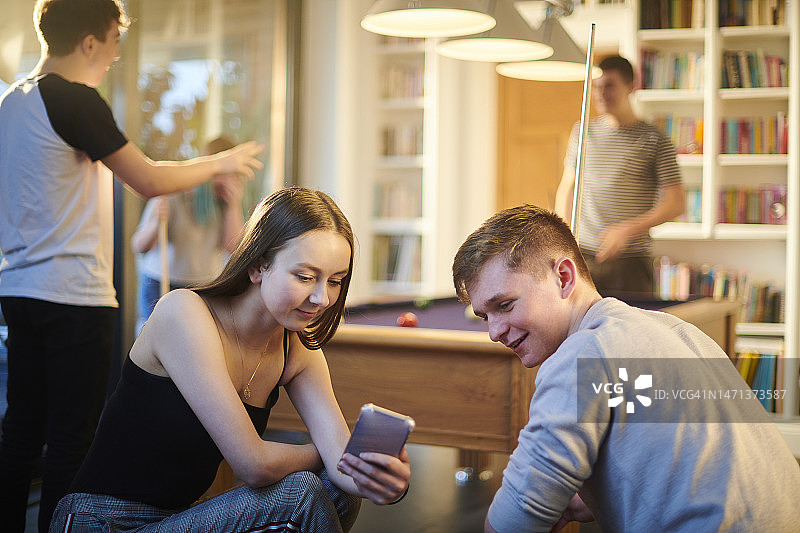 年轻人在青年俱乐部图片素材