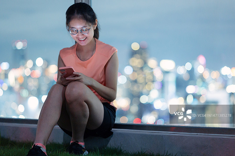 查看互动和社交媒体粉丝参与度图片素材