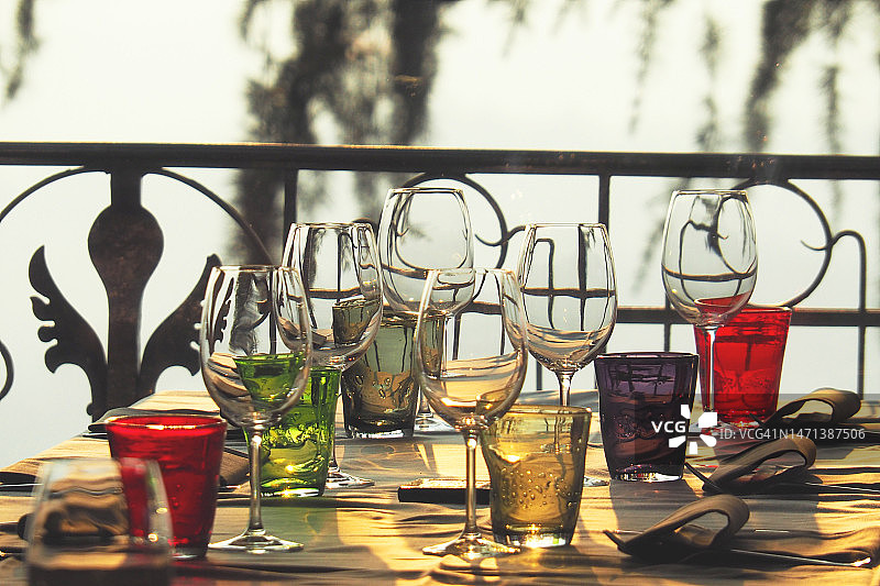 户外阳光彩色玻璃杯餐桌图片素材
