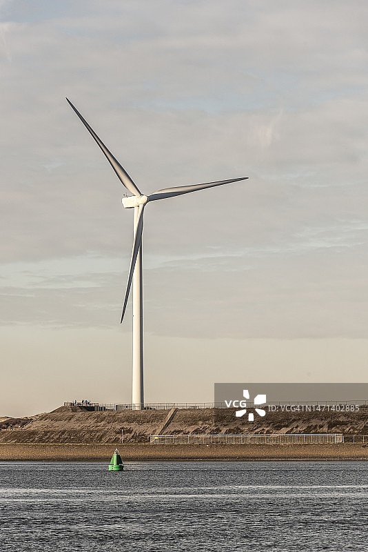 北海运河堡垒岛附近的大型风力涡轮机图片素材