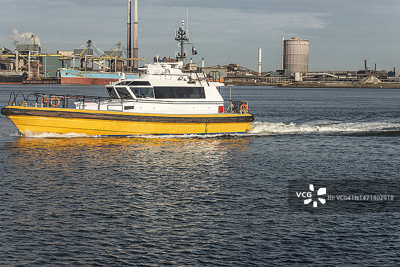 在北海运河上航行的引航船只AQUILA图片素材