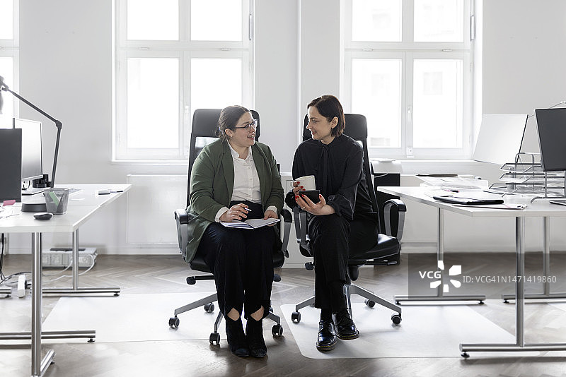 商务伙伴在开放式办公室开会图片素材