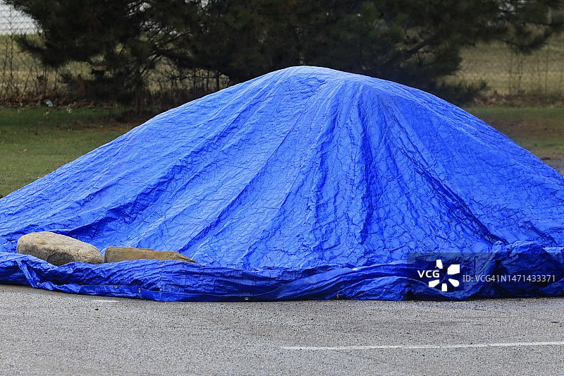 临时防水布遮盖的堆垛图片素材