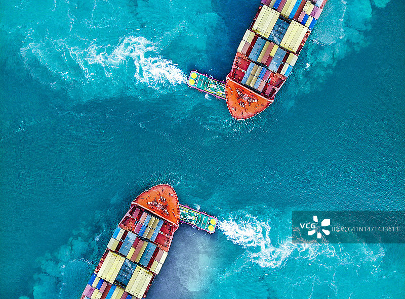 航拍：停靠在港口的货船运输货物图片素材