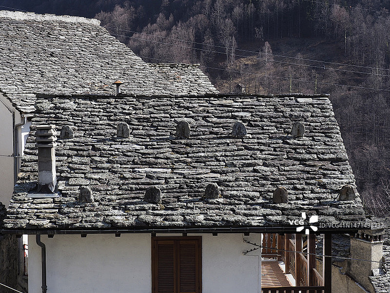瓦尔卡瓦格里奥内或瓦尔卡瓦伊奥内地区用当地石材建造的乡村屋顶，位于意大利北部皮埃蒙特大区瓦尔塞西亚图片素材