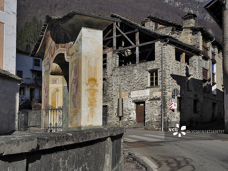 瓦尔塞西亚博乔莱托教堂的纪念入口（圣彼得和圣保罗教区教堂）图片素材