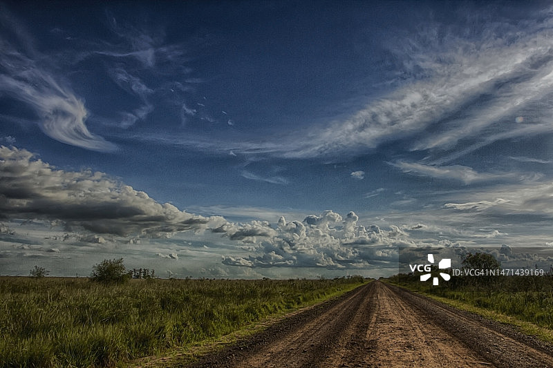 横跨草原的道路图片素材