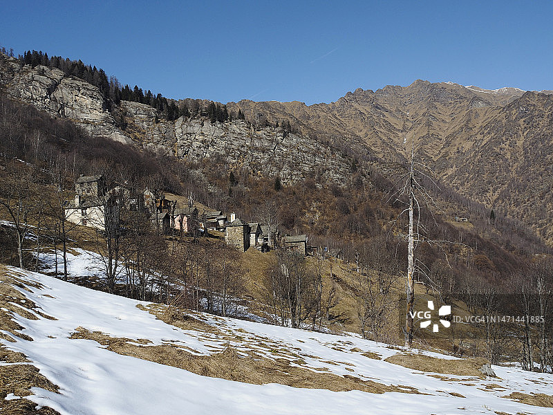 意大利北部瓦尔塞西亚卡瓦利奥内山谷塞西奥阿尔卑斯山村庄景观图片素材