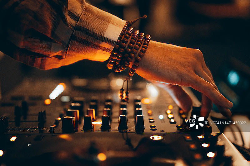 美国DJ在夜总会派对上使用声音和旋转唱盘图片素材