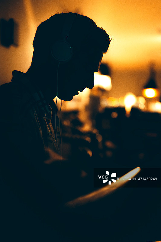 美国DJ在夜总会派对上使用声音和旋转唱盘图片素材