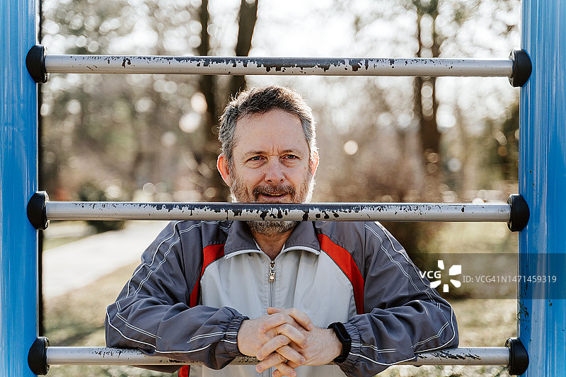在公园里穿运动装的微笑中年男人图片素材
