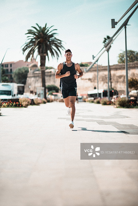 男人在白天城市街道上奔跑图片素材