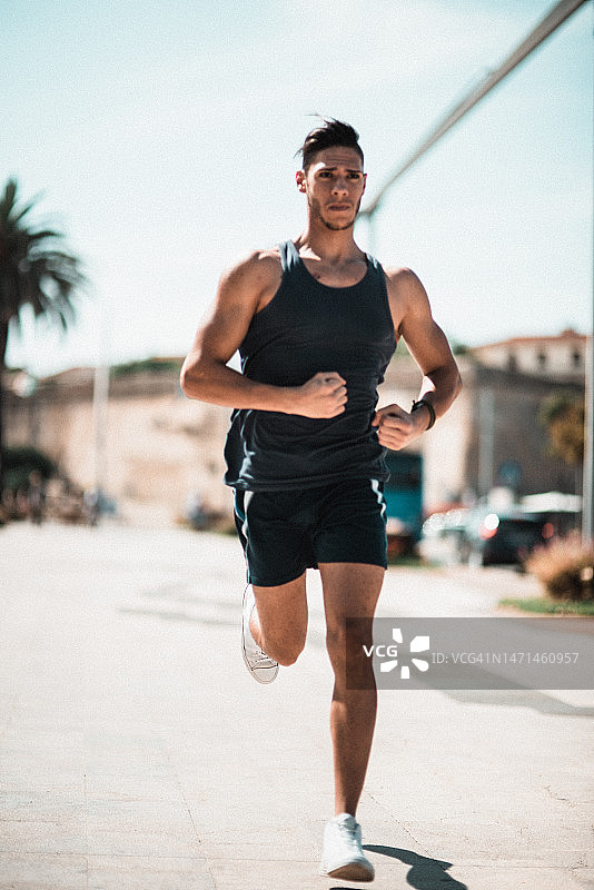 男人在白天城市街道上奔跑图片素材