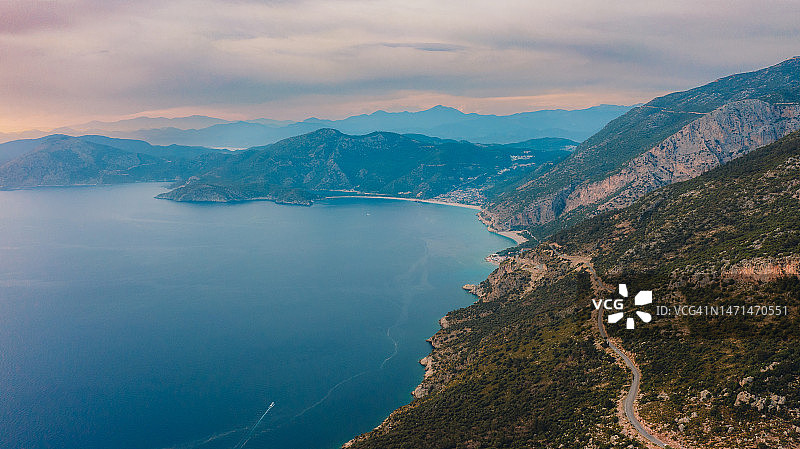 土耳其厄吕代尼兹：航拍蓝色海岸山路图片素材