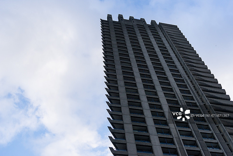 英国伦敦巴比肯庄园莎士比亚塔夜景图片素材