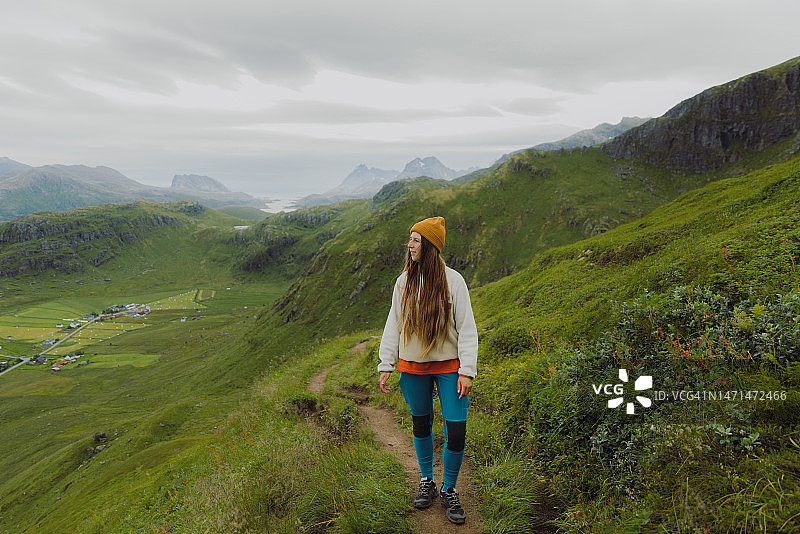 女旅行者在罗弗敦群岛山顶欣赏美景图片素材
