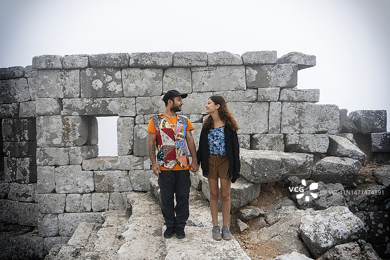 在古城中快乐和谐的游客夫妇图片素材