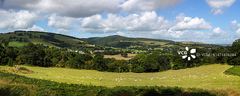 夏季的Llanferres，阿林山谷和Moel Famau图片素材