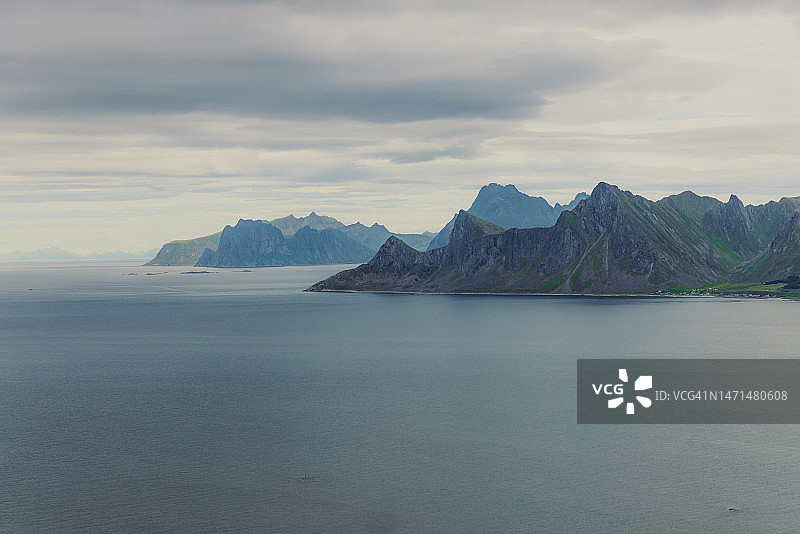 挪威罗弗敦群岛的午夜阳光夏日风光图片素材