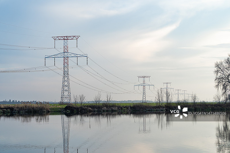 日落时分的高压电线和输电塔图片素材