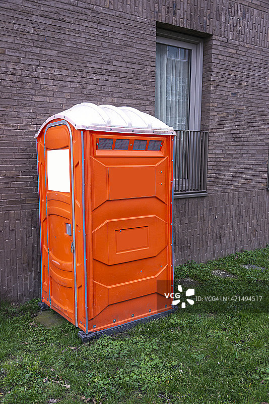 放置在草地上的移动户外卫生间图片素材