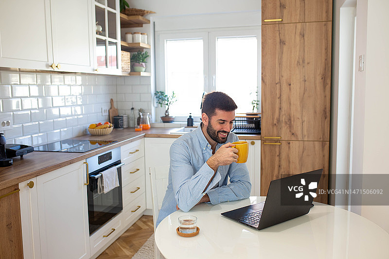 一杯咖啡和一篇喜欢的博客开启美好的一天图片素材