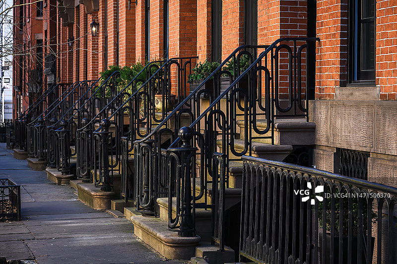纽约布鲁克林褐石建筑的锻铁栏杆图片素材