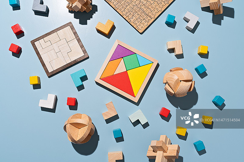 蓝色背景上的多色拼图玩具图片素材