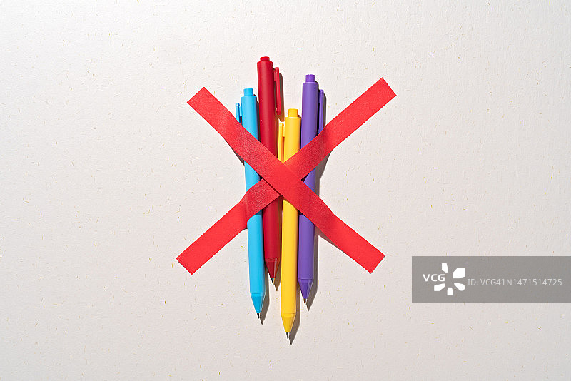 被红色胶带封锁的一堆钢笔图片素材