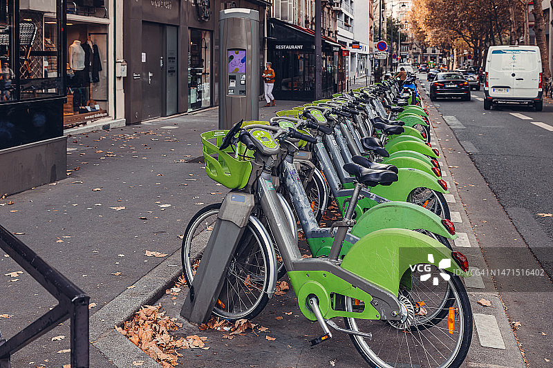 停靠在巴黎的共享公共自行车图片素材