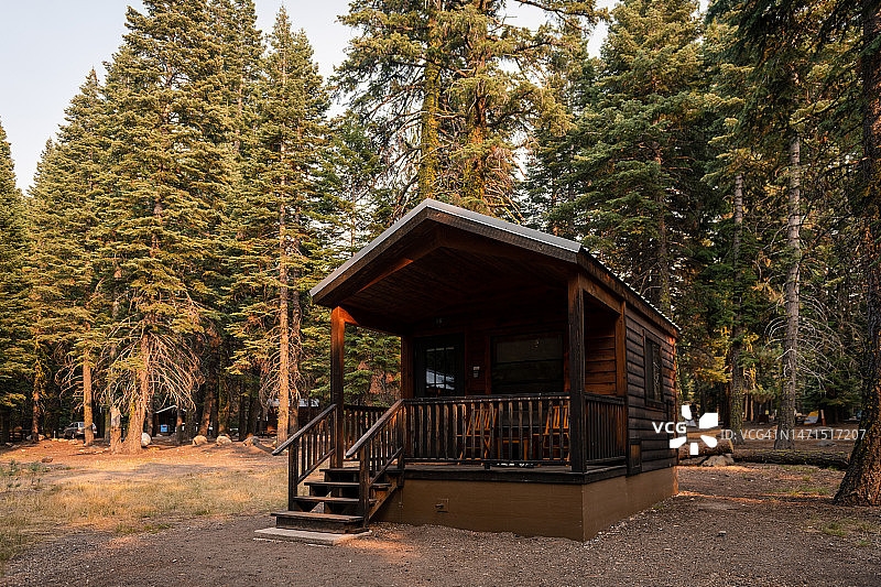 森林深处的小木屋图片素材