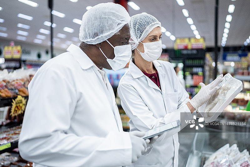 检查员在超市分析食品图片素材