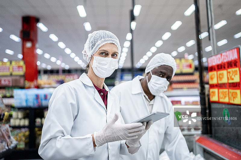 超市里的检查员图片素材