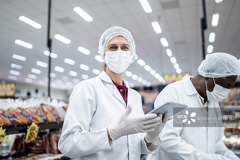 超市里的检查员图片素材