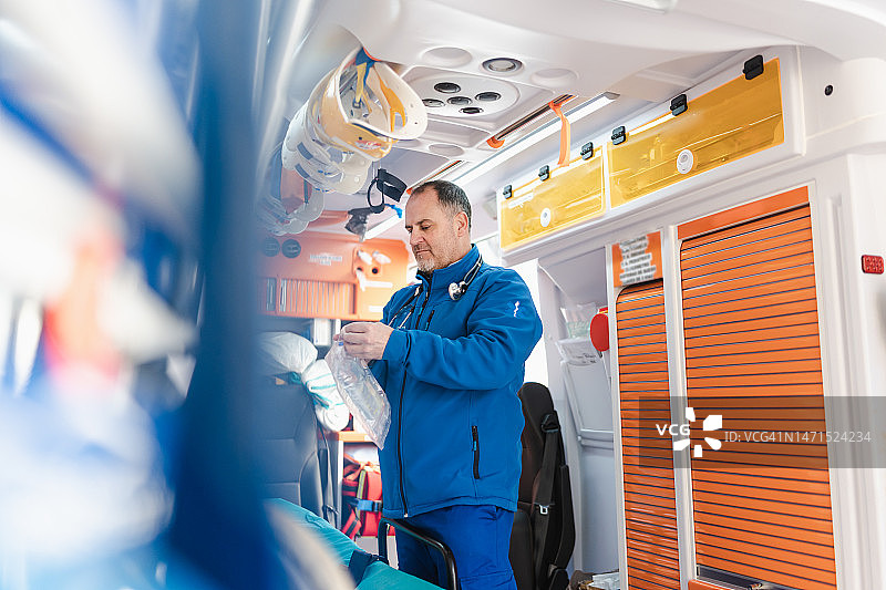 护士在救护车上准备医疗用品图片素材