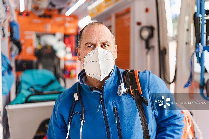 戴口罩的医生看着镜头图片素材