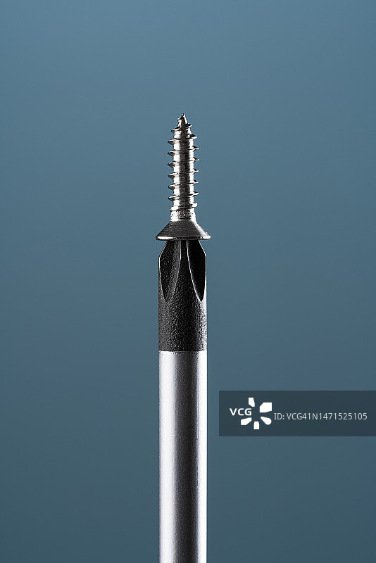 螺丝刀尖端的螺丝图片素材