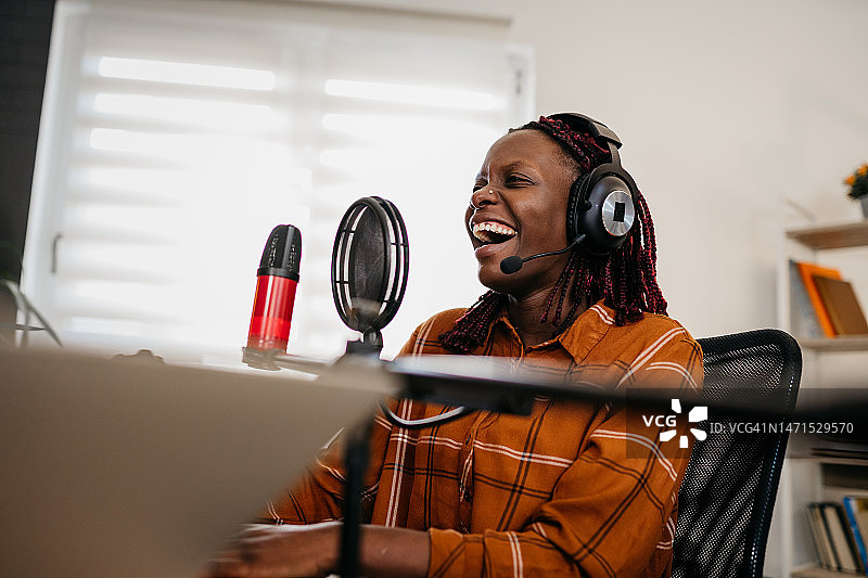 年轻的非洲裔女人享受她的播客图片素材