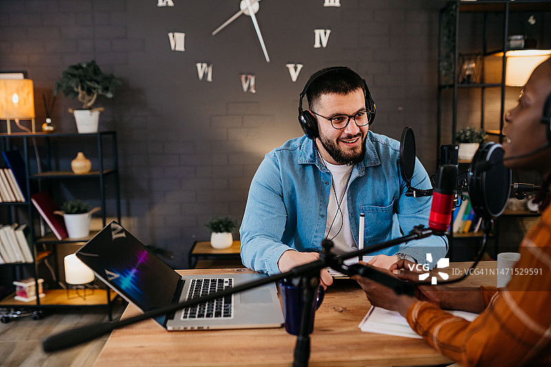 有很多事情要讨论图片素材