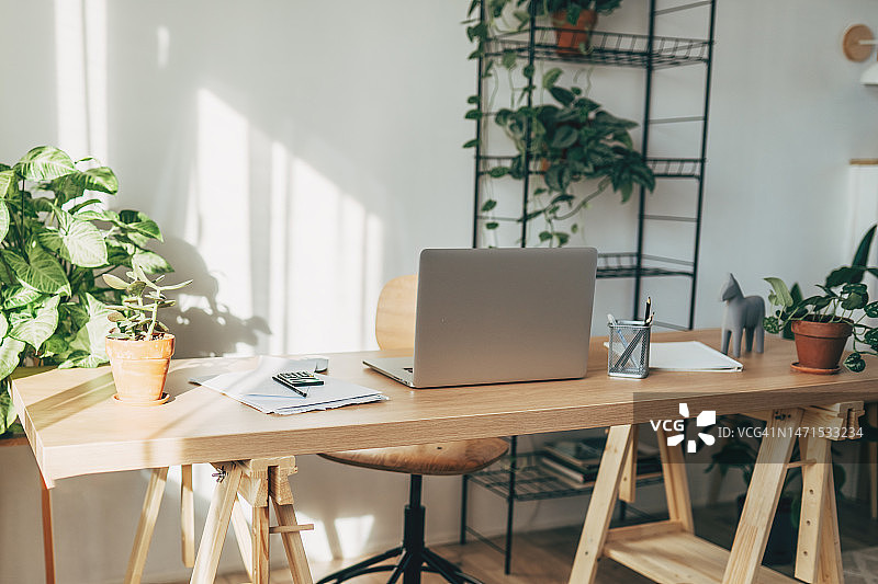 带笔记本电脑和文件的木制办公桌图片素材