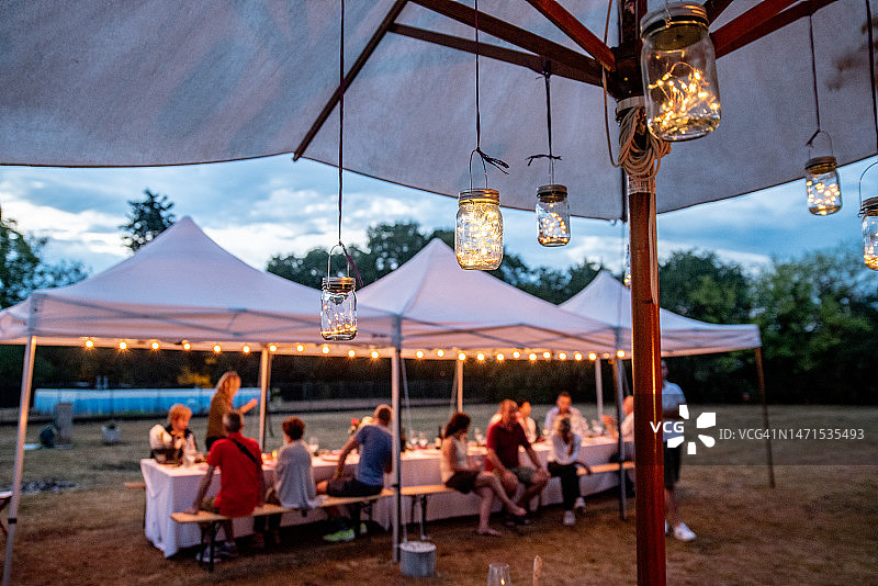 意大利后院花园派对图片素材