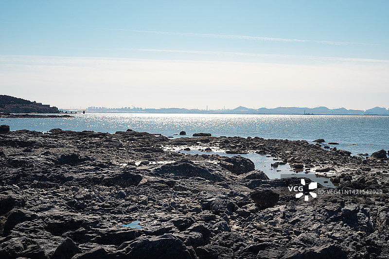 多岩石的海岸线图片素材
