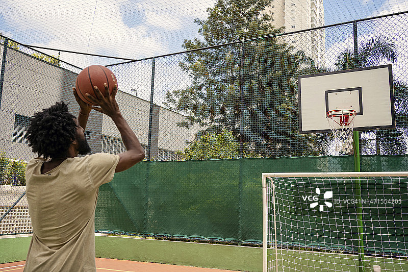 黑人男子进行篮球罚球训练图片素材