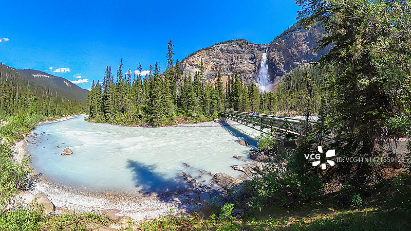 加拿大不列颠哥伦比亚省幽鹤国家公园的塔卡考瀑布和河流图片素材