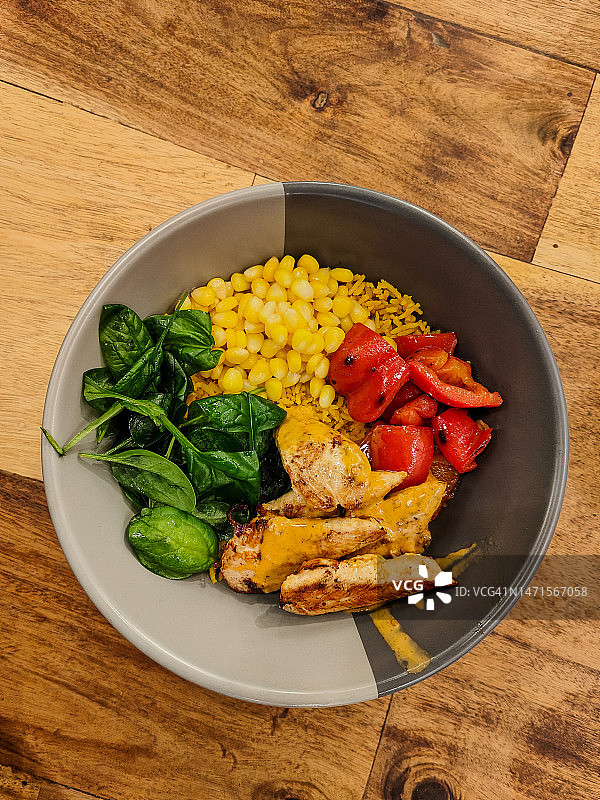 烤鸡香辣米饭配玉米、番茄和绿色蔬菜图片素材