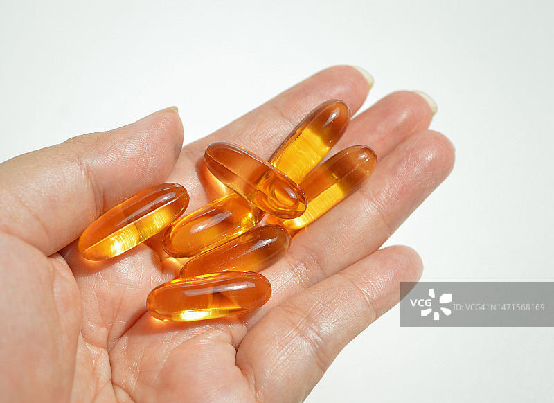 角鲨烯软胶囊，Omega-3补充剂图片素材