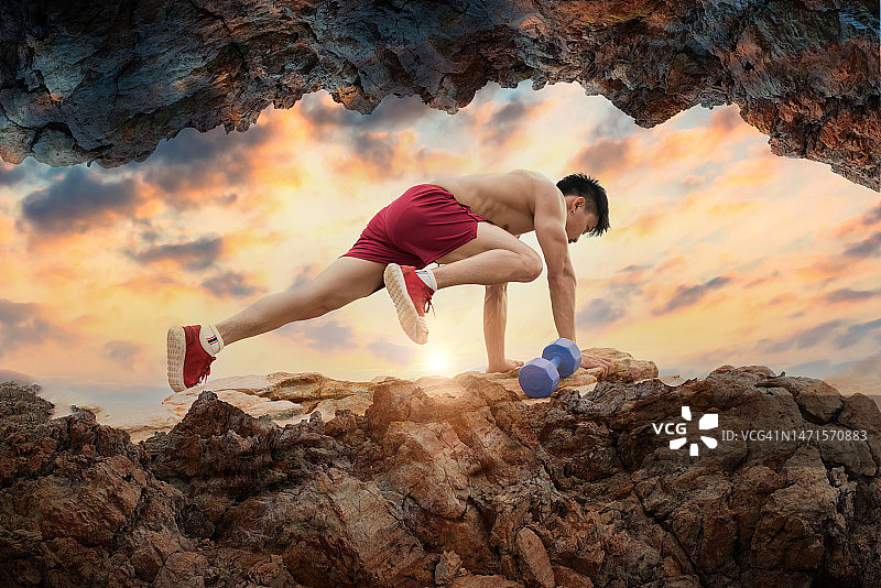 在户外锻炼的健壮男人，充满活力。健康的身材，充沛的精力图片素材