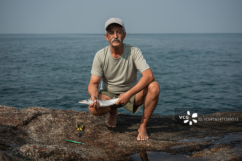 自豪的老渔民和他的战利品图片素材