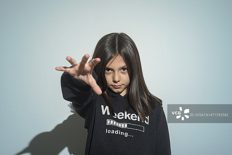 手持相机前的女孩图片素材