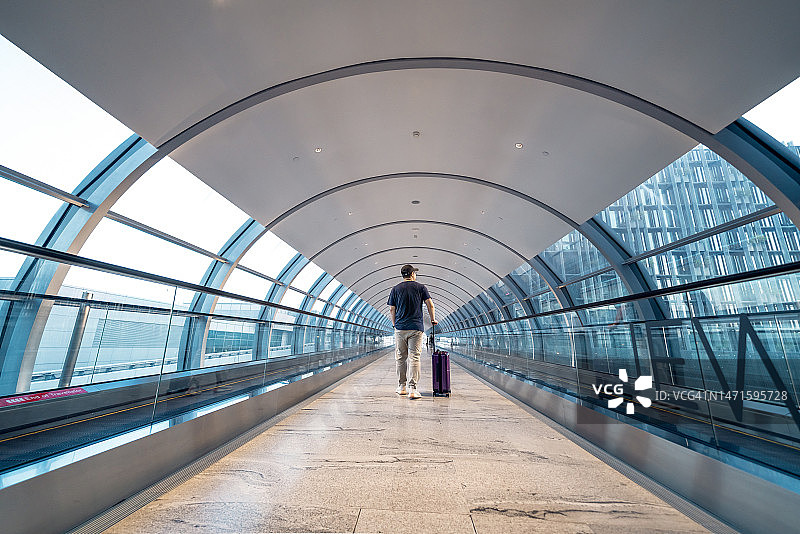 在机场航站楼行走的乘客图片素材